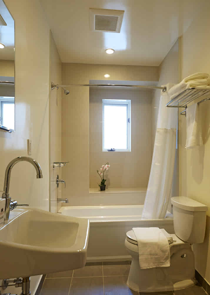 Exterior?w=400&h=260&fit=crop&q=40&auto=format&trim=auto