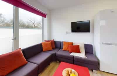 Amenities?w=400&h=260&fit=crop&q=40&auto=format&trim=auto