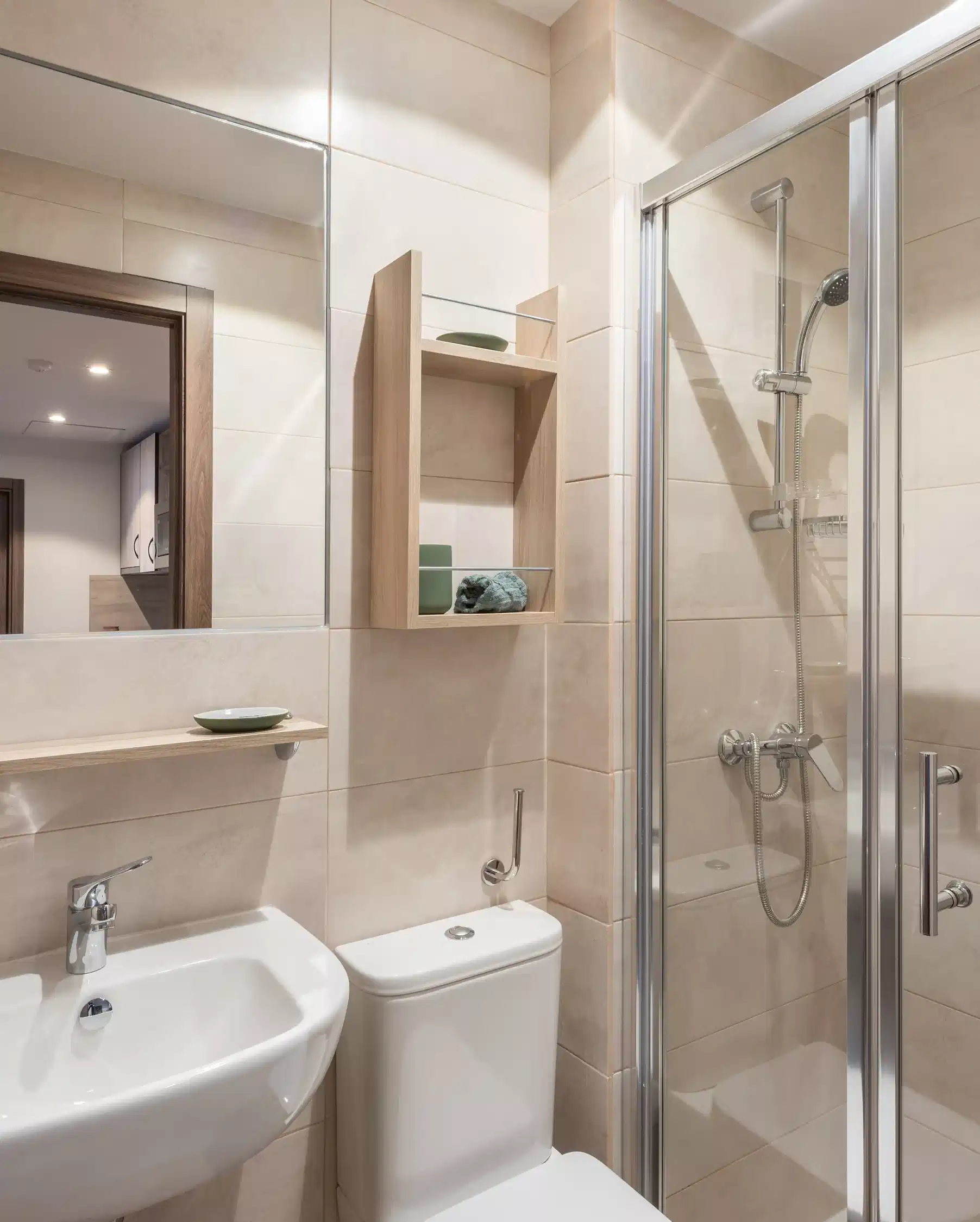 Exterior?w=400&h=260&fit=crop&q=40&auto=format&trim=auto