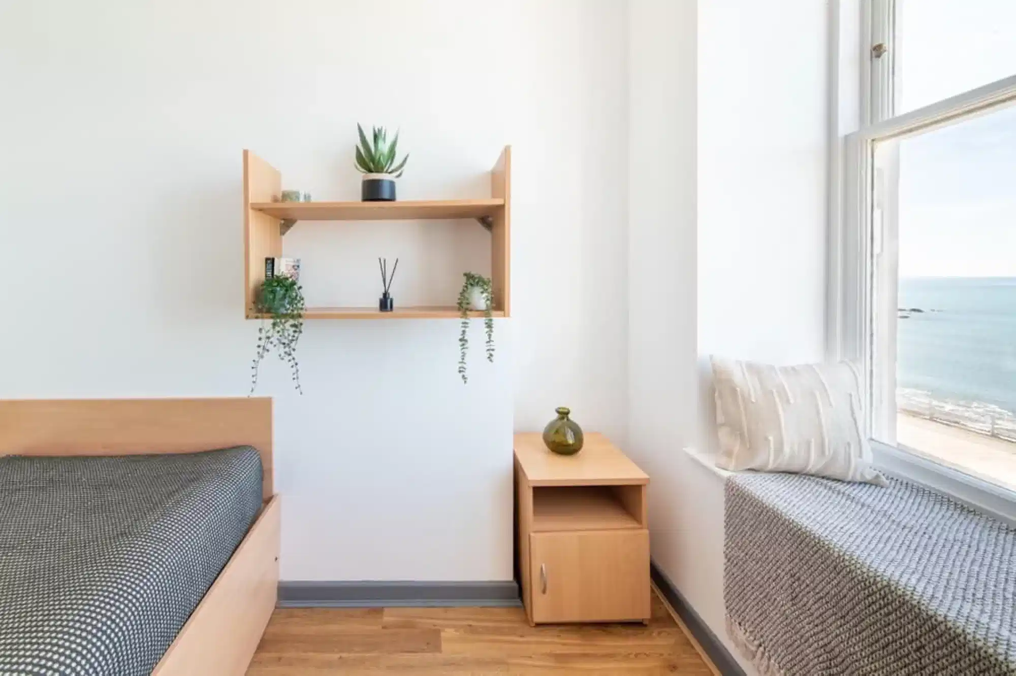 Exterior?w=400&h=260&fit=crop&q=40&auto=format&trim=auto