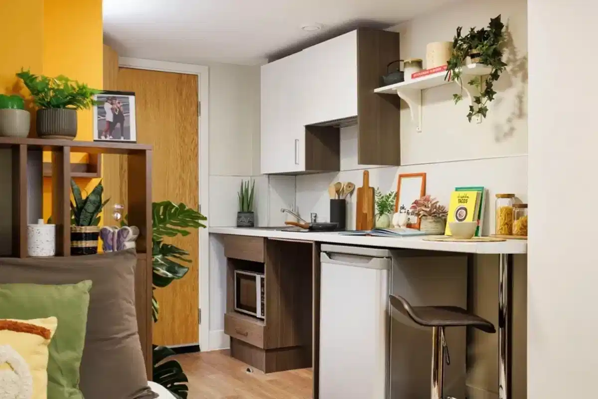 Common Area?w=400&h=260&fit=crop&q=40&auto=format&trim=auto