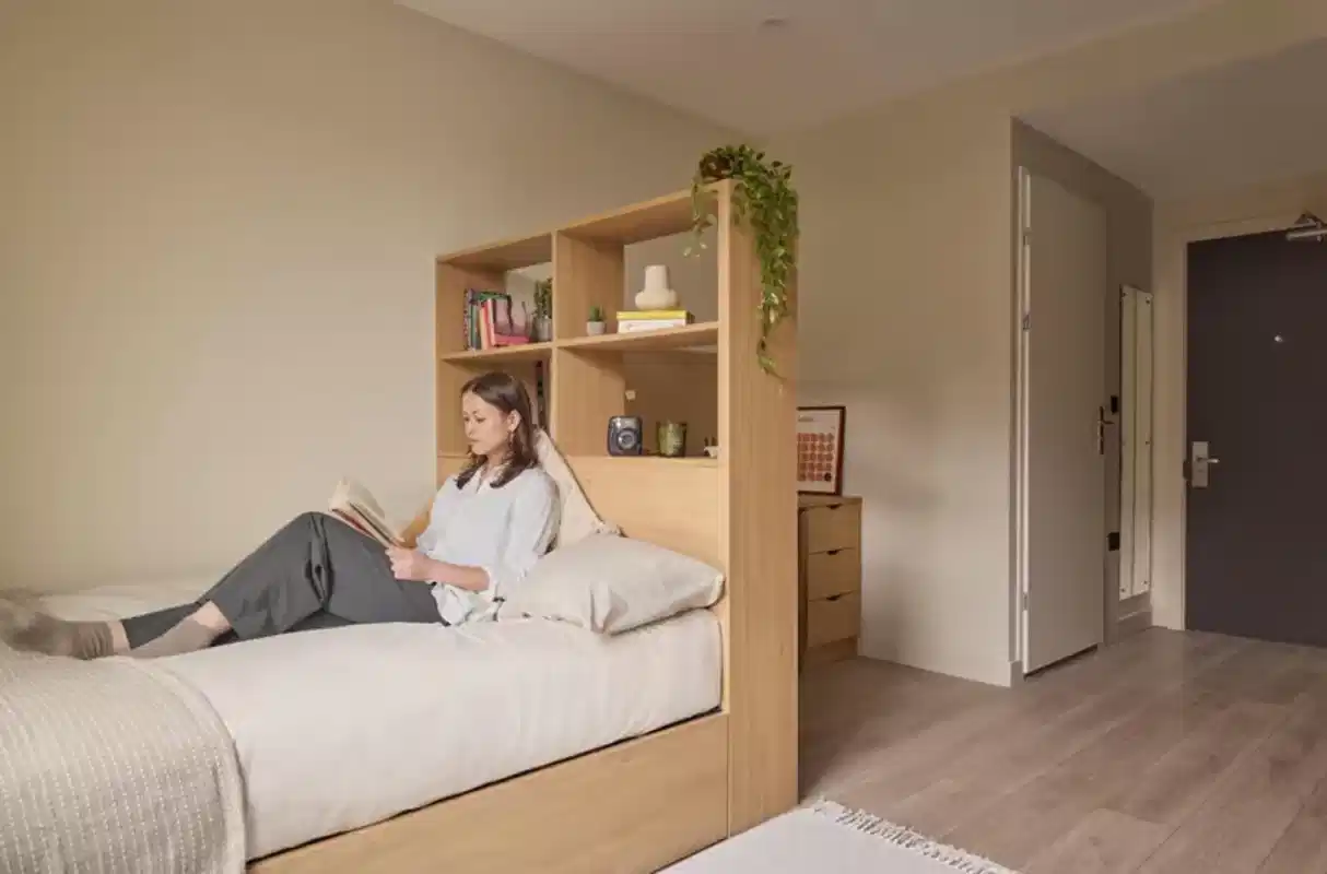 Common Area?w=400&h=260&fit=crop&q=40&auto=format&trim=auto