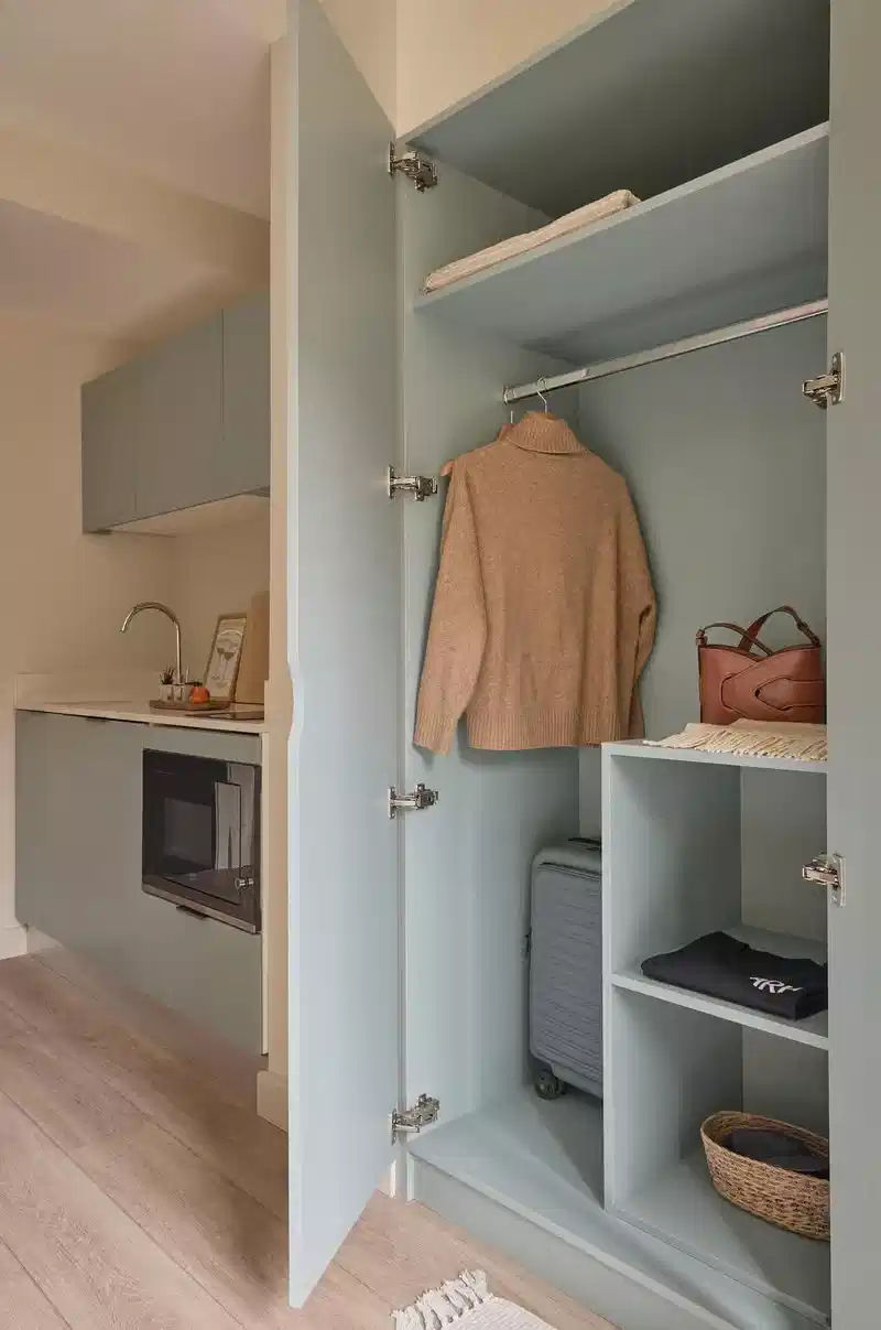 Common Area?w=400&h=260&fit=crop&q=40&auto=format&trim=auto