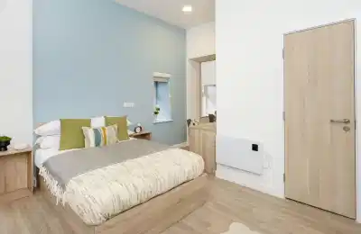 Common Area?w=400&h=260&fit=crop&q=40&auto=format&trim=auto
