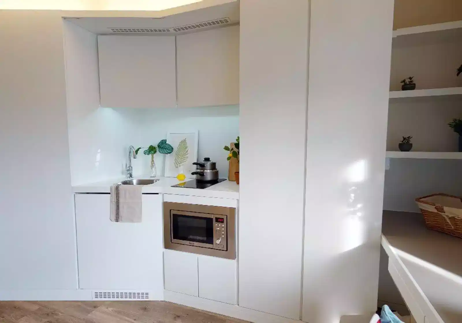 Exterior?w=400&h=260&fit=crop&q=40&auto=format&trim=auto