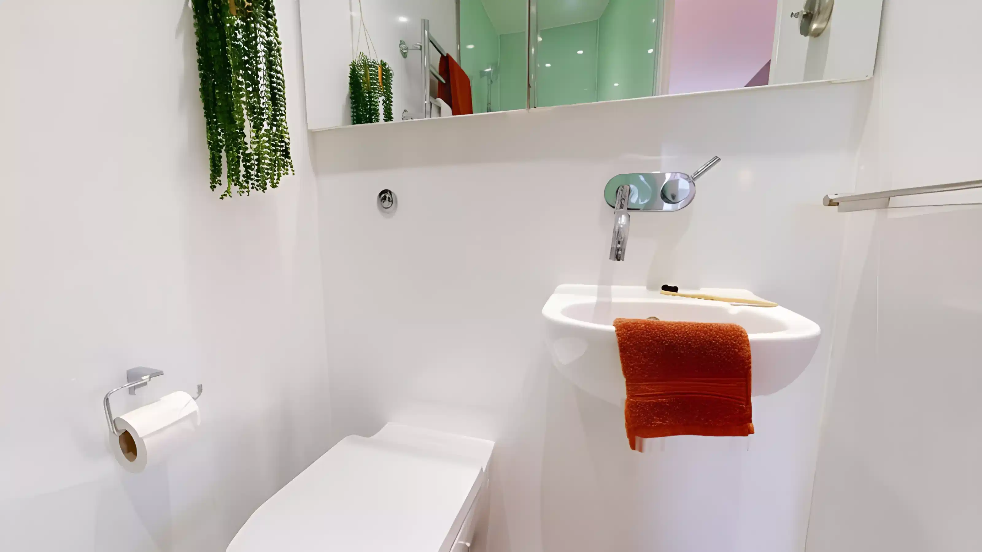 Exterior?w=400&h=260&fit=crop&q=40&auto=format&trim=auto