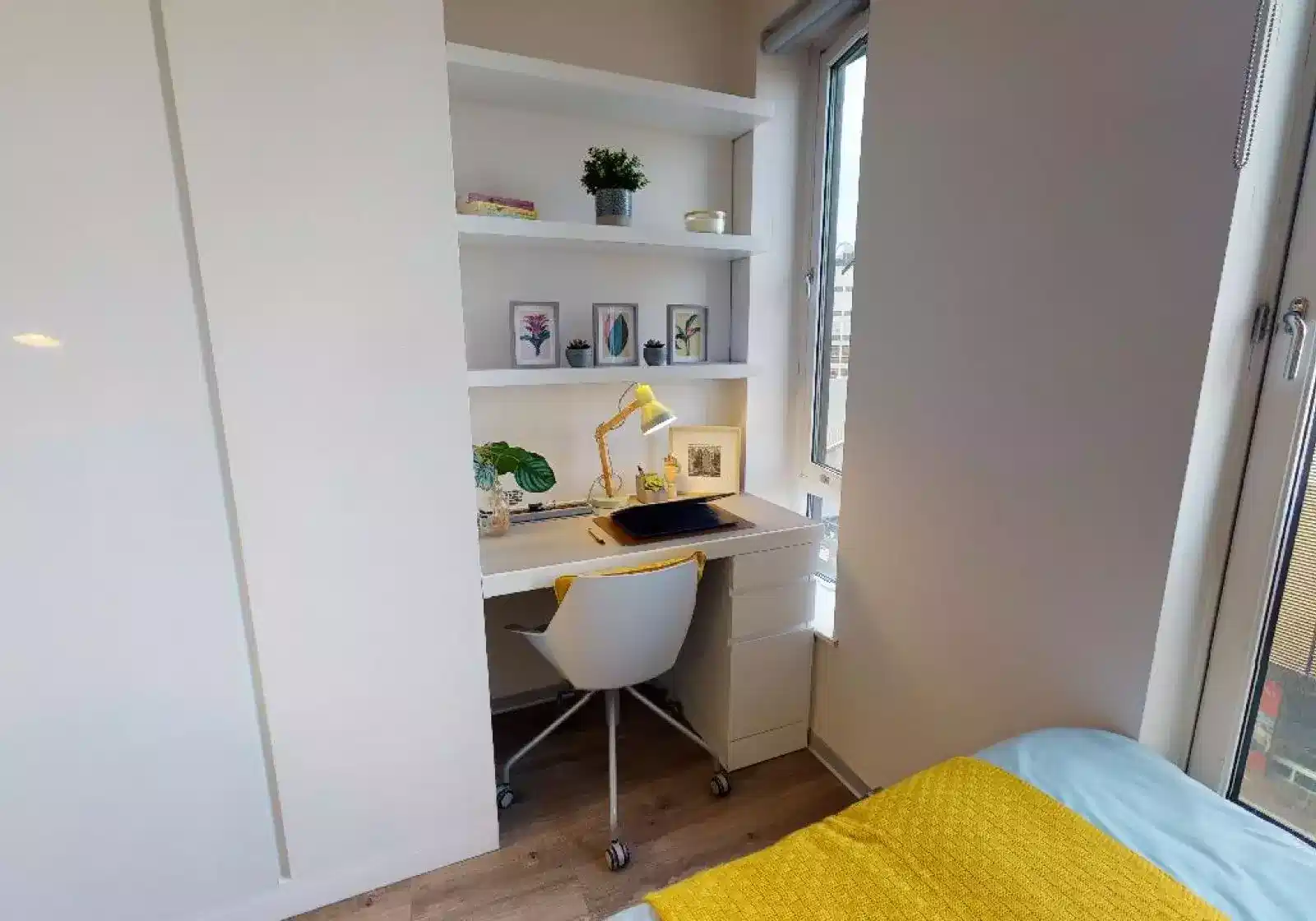 Exterior?w=400&h=260&fit=crop&q=40&auto=format&trim=auto