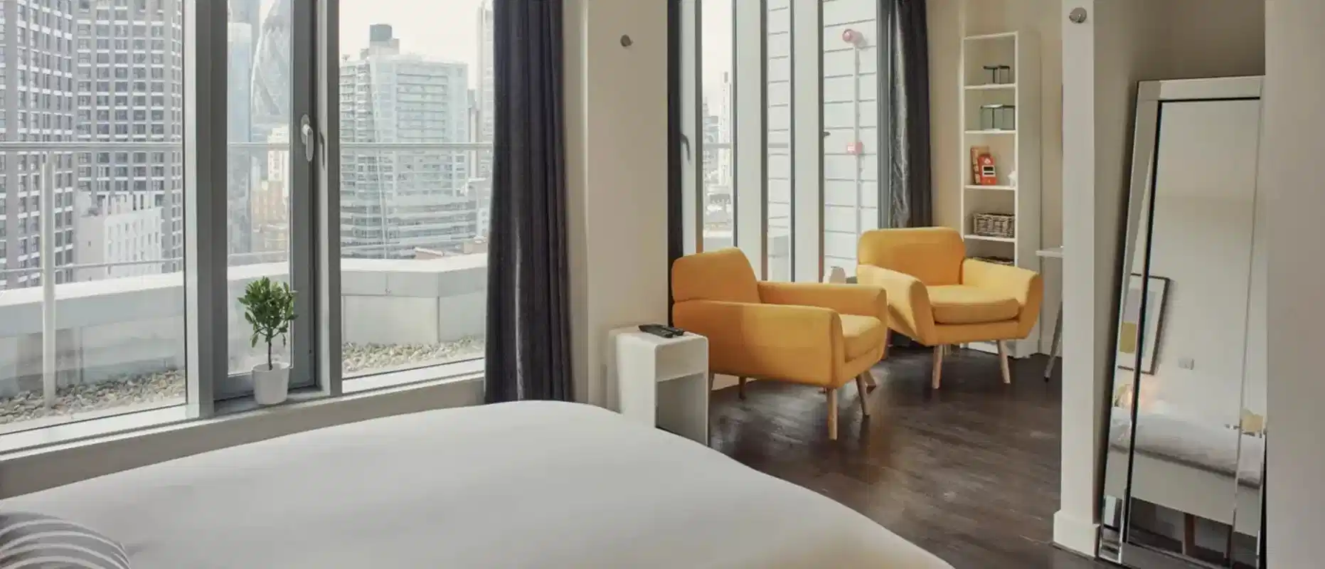 Exterior?w=400&h=260&fit=crop&q=40&auto=format&trim=auto