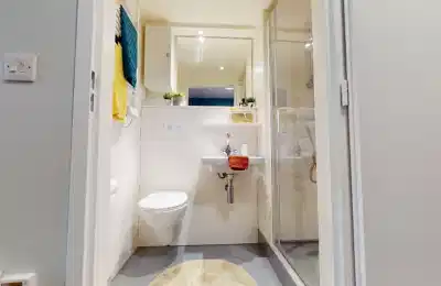 Amenities?w=400&h=260&fit=crop&q=40&auto=format&trim=auto