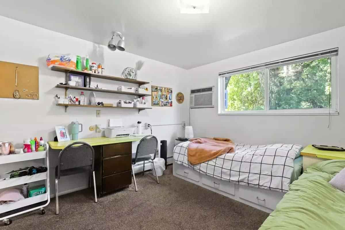 Bedroom?w=400&h=260&fit=crop&q=40&auto=format&trim=auto