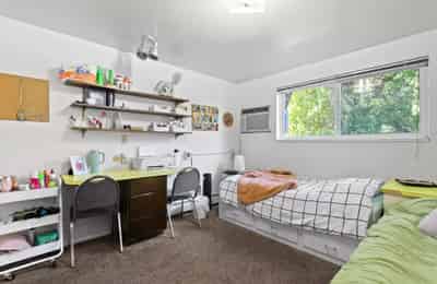 Bedroom?w=400&h=260&fit=crop&q=40&auto=format&trim=auto