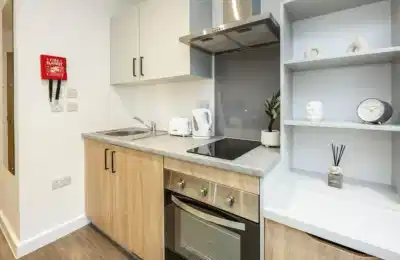 Kitchen?w=400&h=260&fit=crop&q=40&auto=format&trim=auto