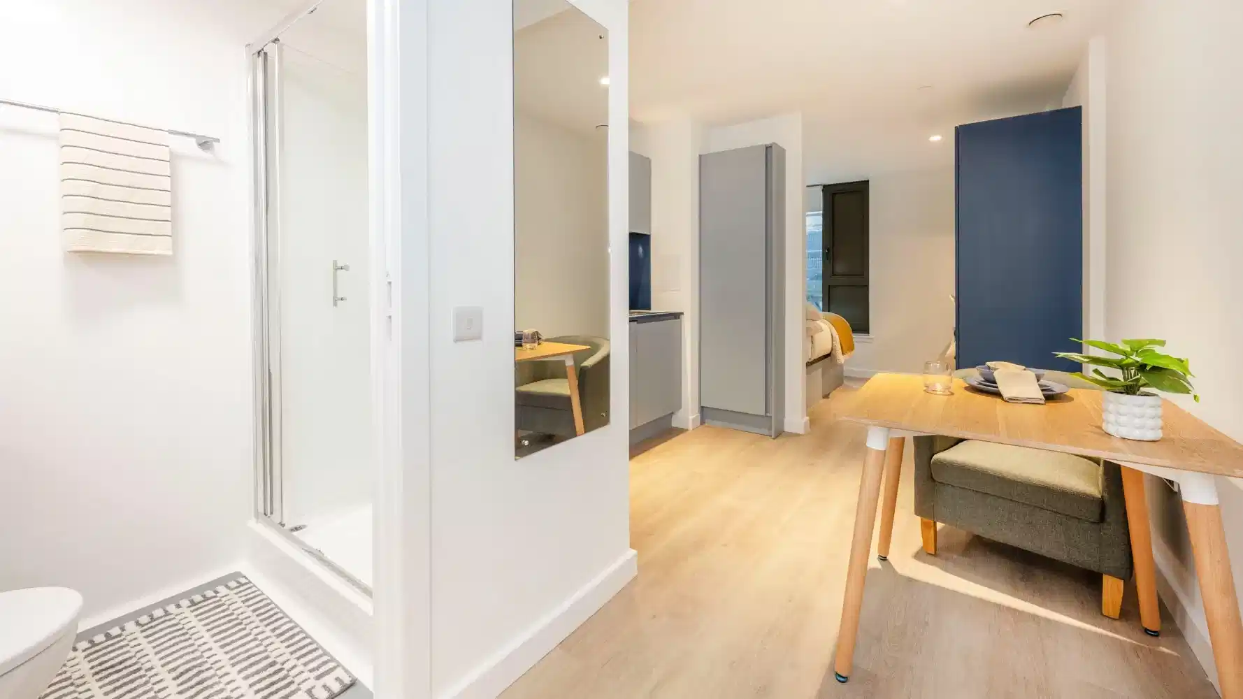 Exterior?w=400&h=260&fit=crop&q=40&auto=format&trim=auto