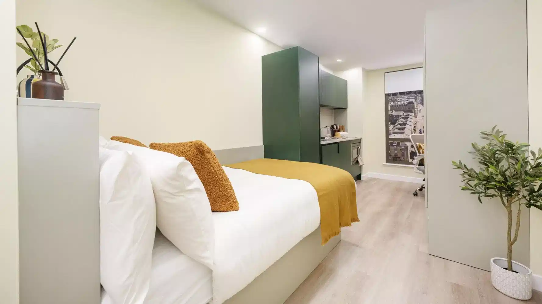 Exterior?w=400&h=260&fit=crop&q=40&auto=format&trim=auto