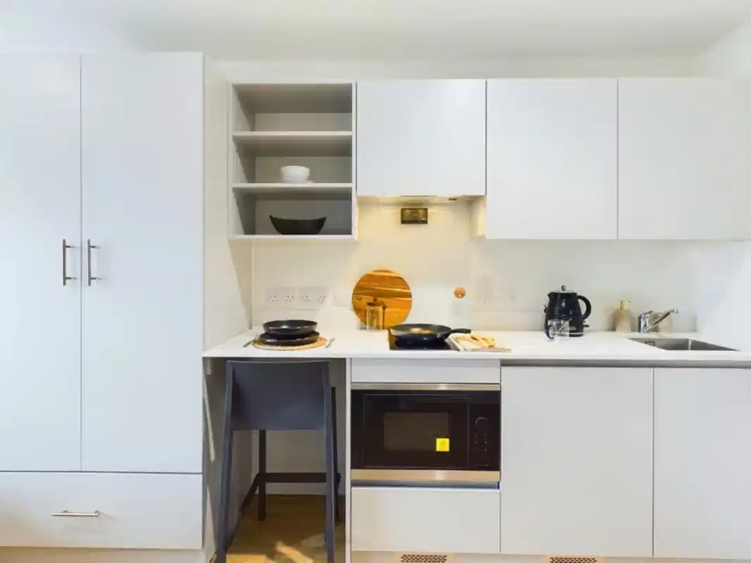 Exterior?w=400&h=260&fit=crop&q=40&auto=format&trim=auto