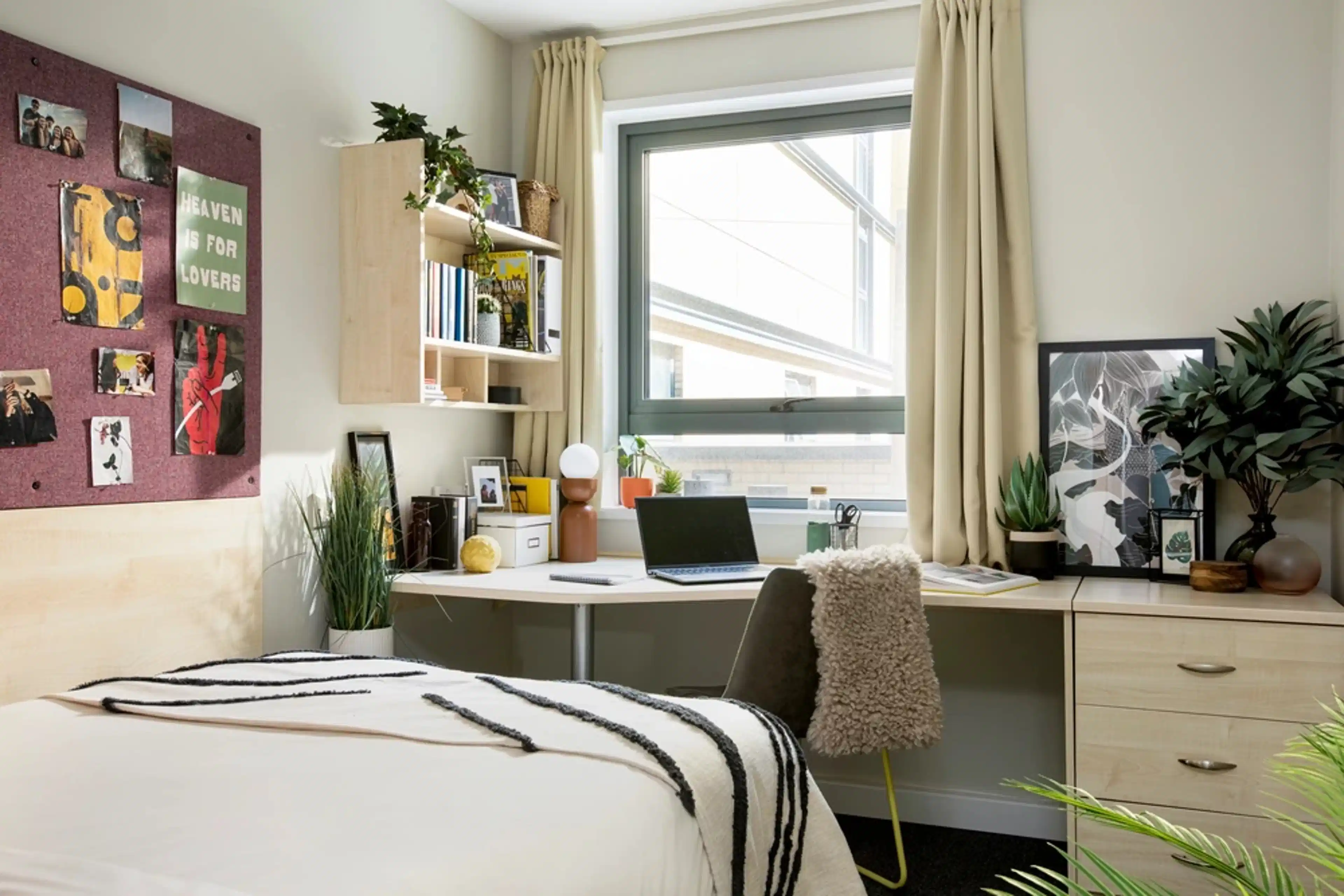 Amenities?w=400&h=260&fit=crop&q=40&auto=format&trim=auto