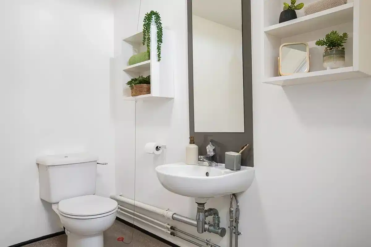 Exterior?w=400&h=260&fit=crop&q=40&auto=format&trim=auto