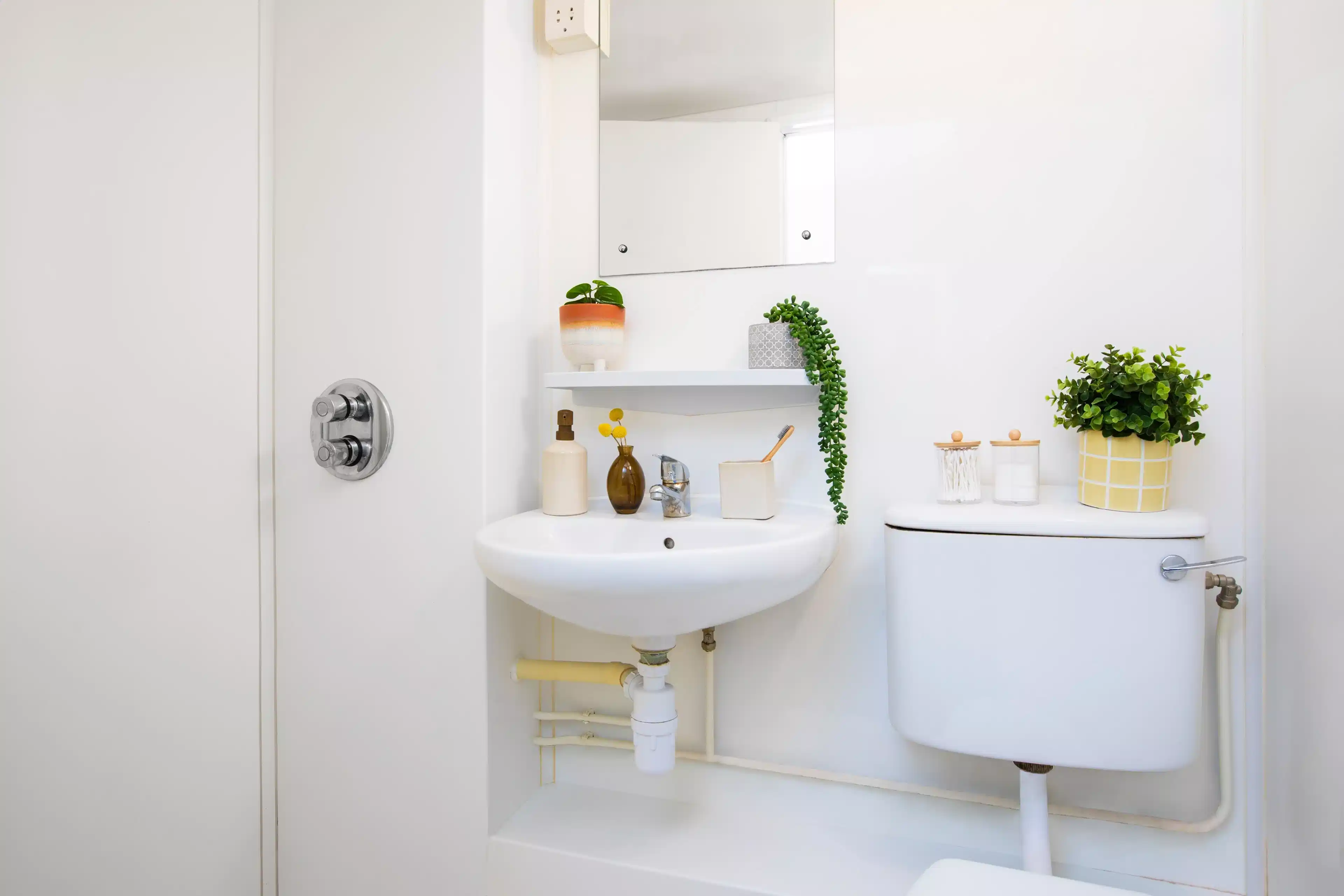 Exterior?w=400&h=260&fit=crop&q=40&auto=format&trim=auto