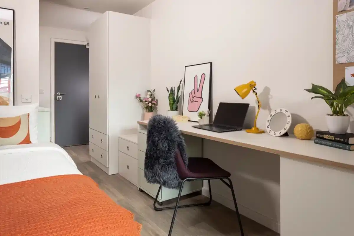 Amenities?w=400&h=260&fit=crop&q=40&auto=format&trim=auto