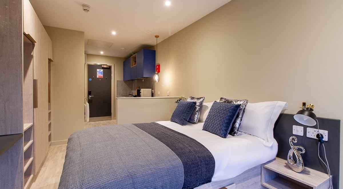 Exterior?w=400&h=260&fit=crop&q=40&auto=format&trim=auto