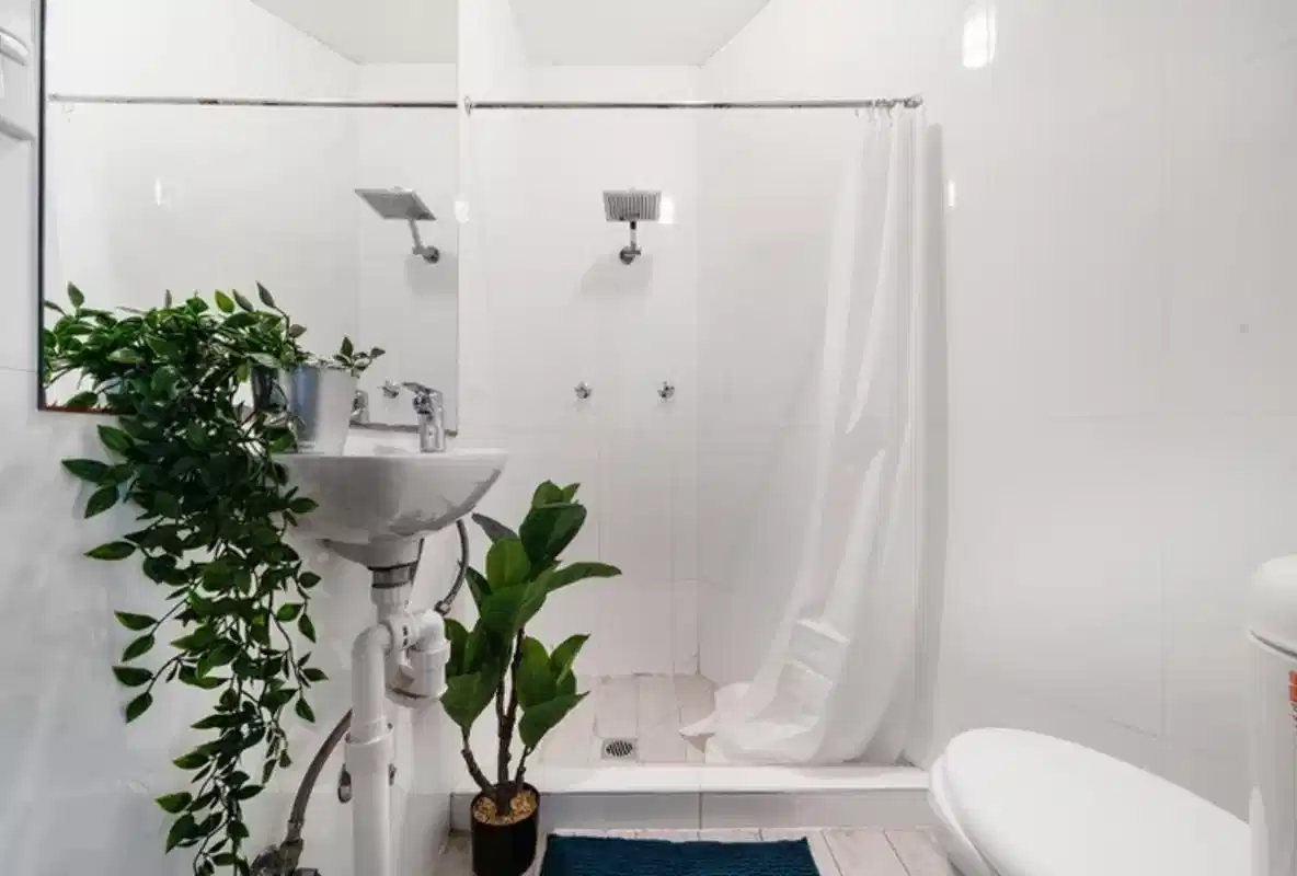 Exterior?w=400&h=260&fit=crop&q=40&auto=format&trim=auto