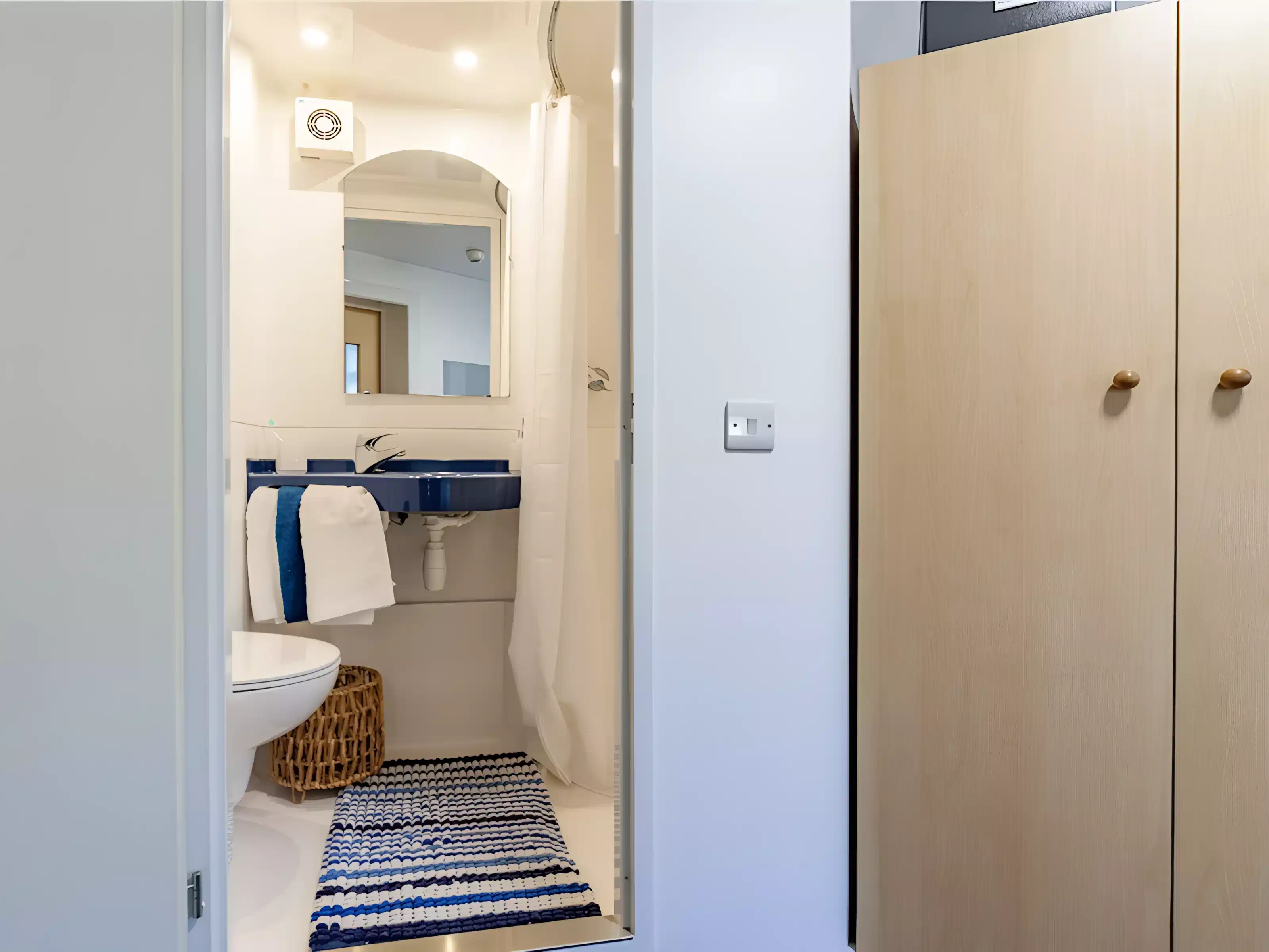 Common Area?w=400&h=260&fit=crop&q=40&auto=format&trim=auto