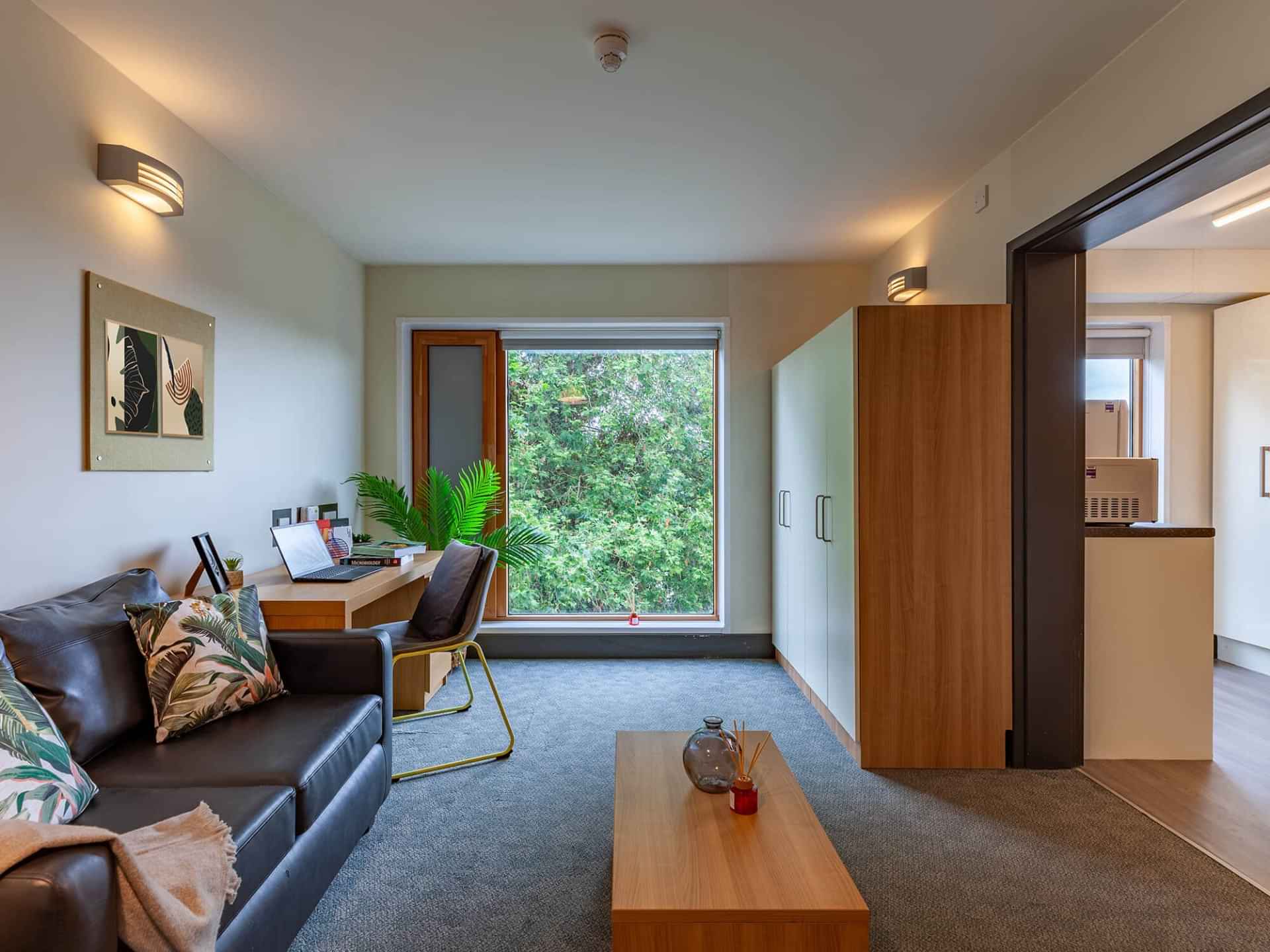 Exterior?w=400&h=260&fit=crop&q=40&auto=format&trim=auto