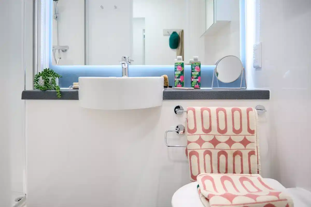 Amenities?w=400&h=260&fit=crop&q=40&auto=format&trim=auto