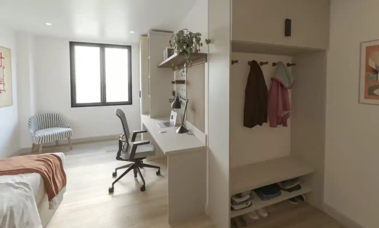 Exterior?w=400&h=260&fit=crop&q=40&auto=format&trim=auto