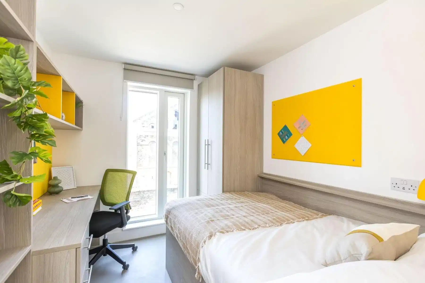 Common Area?w=400&h=260&fit=crop&q=40&auto=format&trim=auto