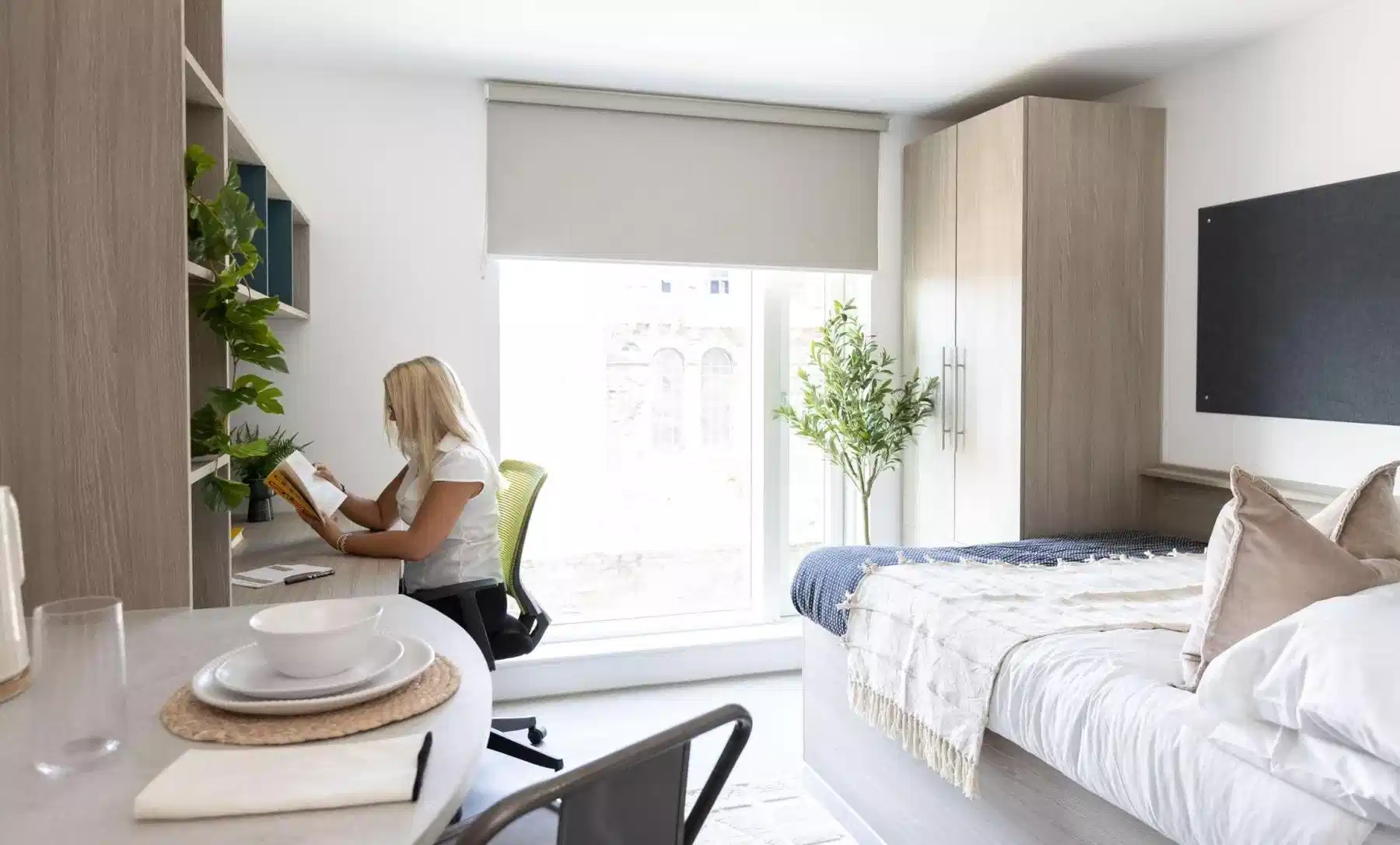 Exterior?w=400&h=260&fit=crop&q=40&auto=format&trim=auto