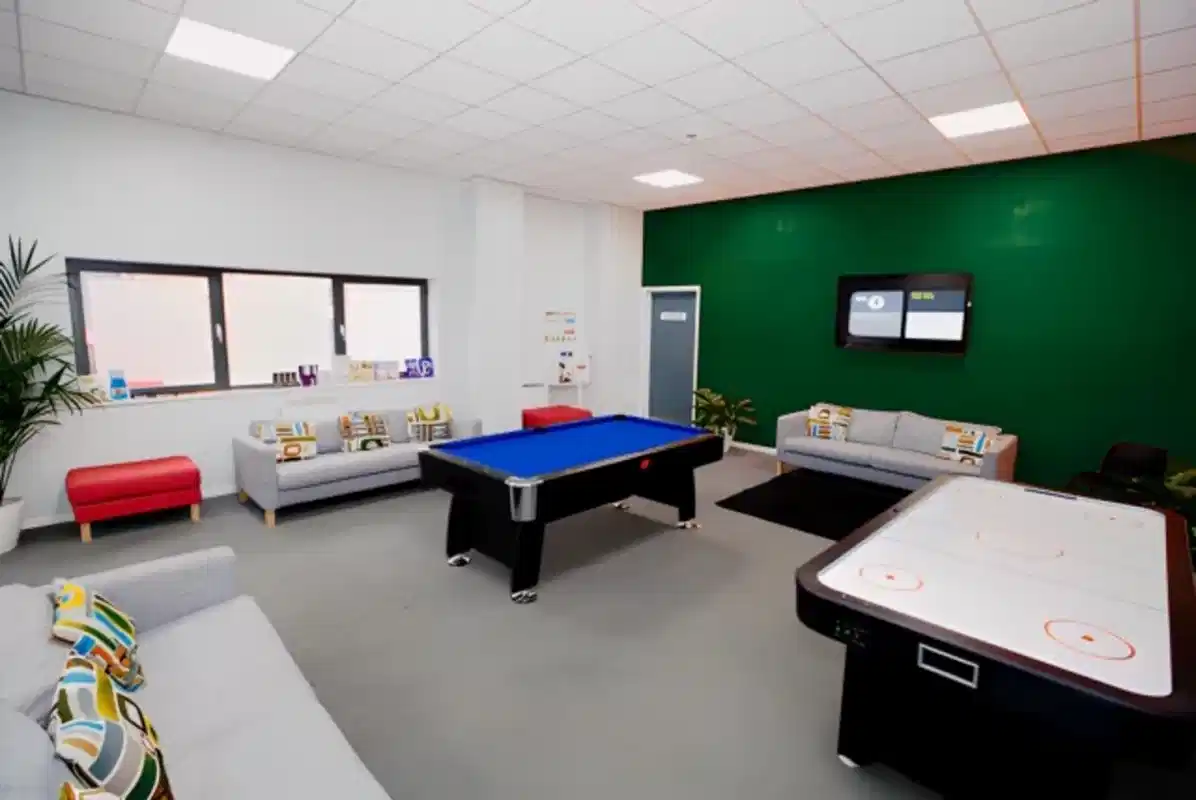 Amenities?w=400&h=260&fit=crop&q=40&auto=format&trim=auto