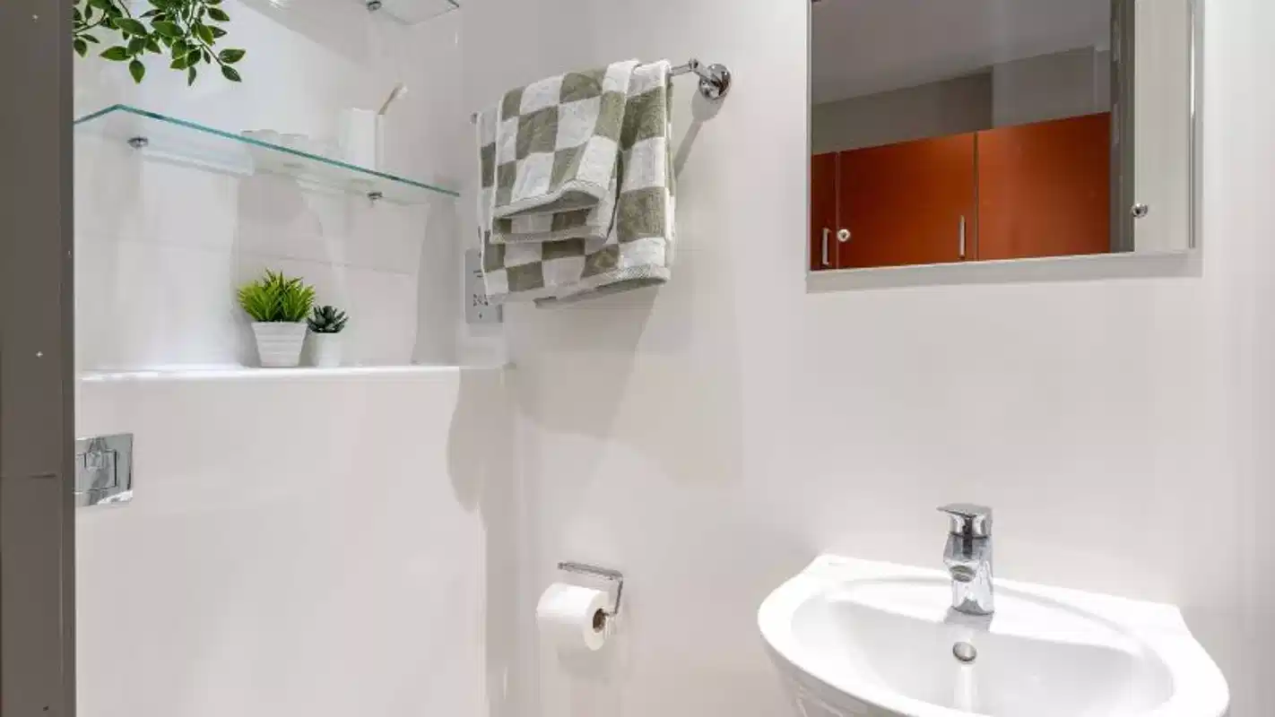 Exterior?w=400&h=260&fit=crop&q=40&auto=format&trim=auto