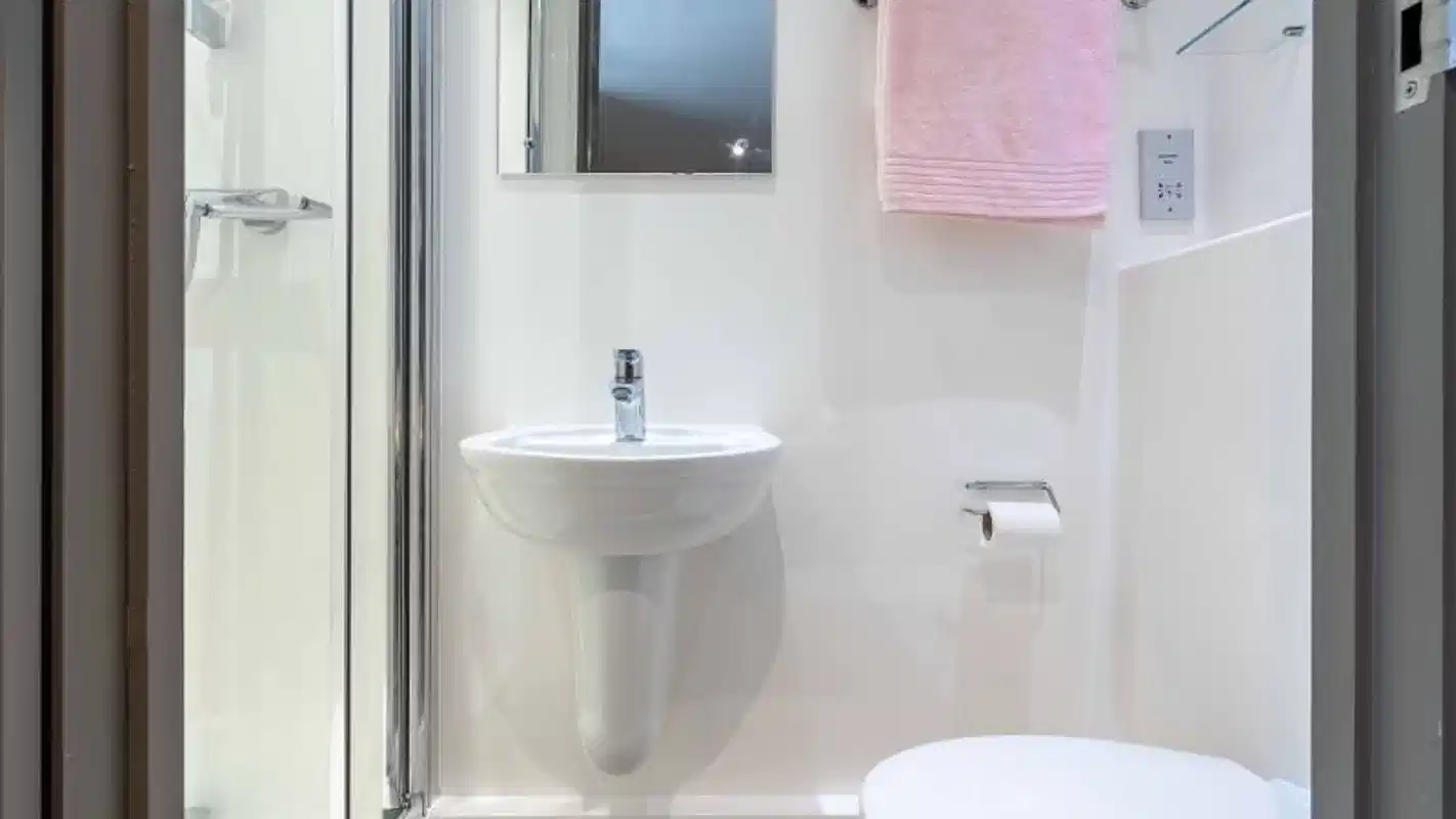 Exterior?w=400&h=260&fit=crop&q=40&auto=format&trim=auto