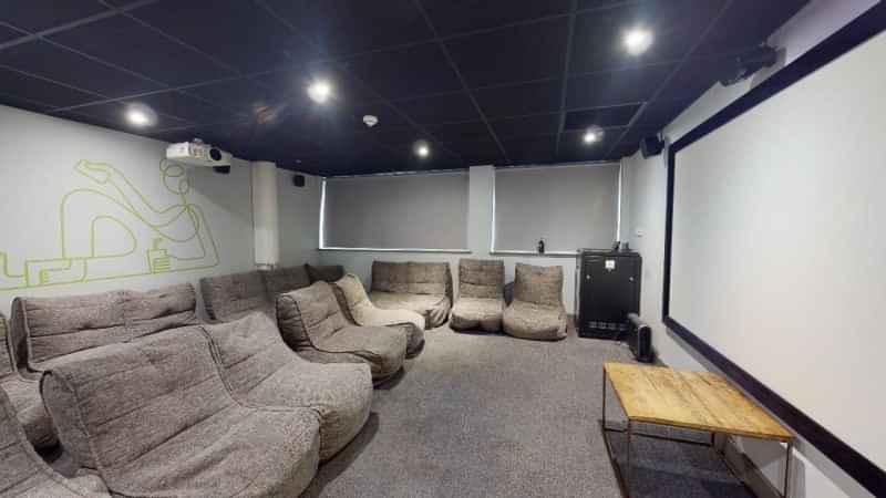 Amenities?w=400&h=260&fit=crop&q=40&auto=format&trim=auto