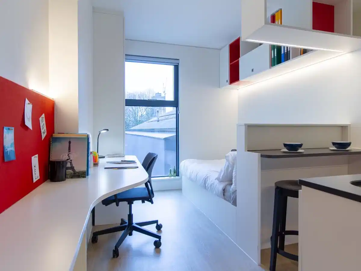 Common Area?w=400&h=260&fit=crop&q=40&auto=format&trim=auto