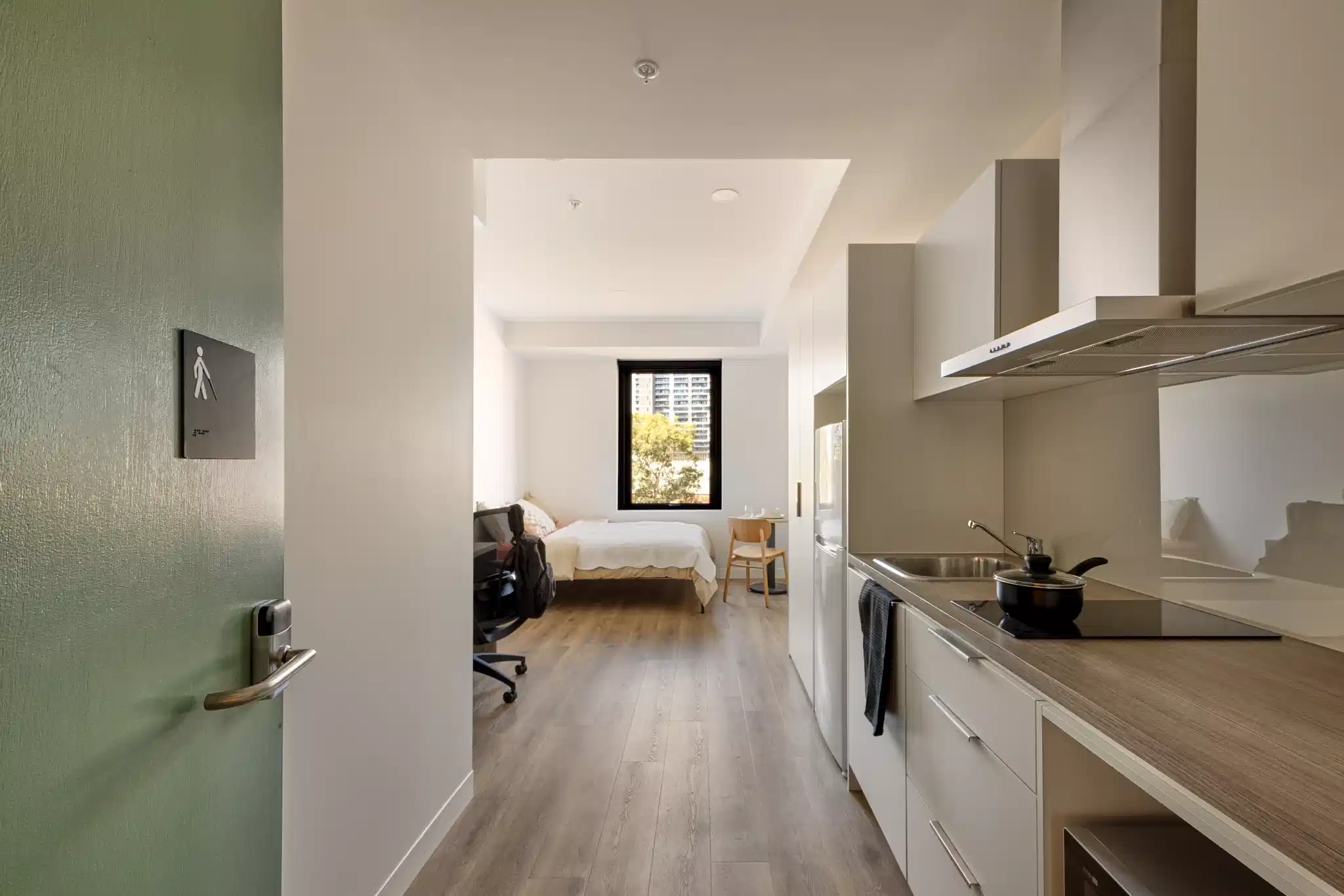 Exterior?w=400&h=260&fit=crop&q=40&auto=format&trim=auto