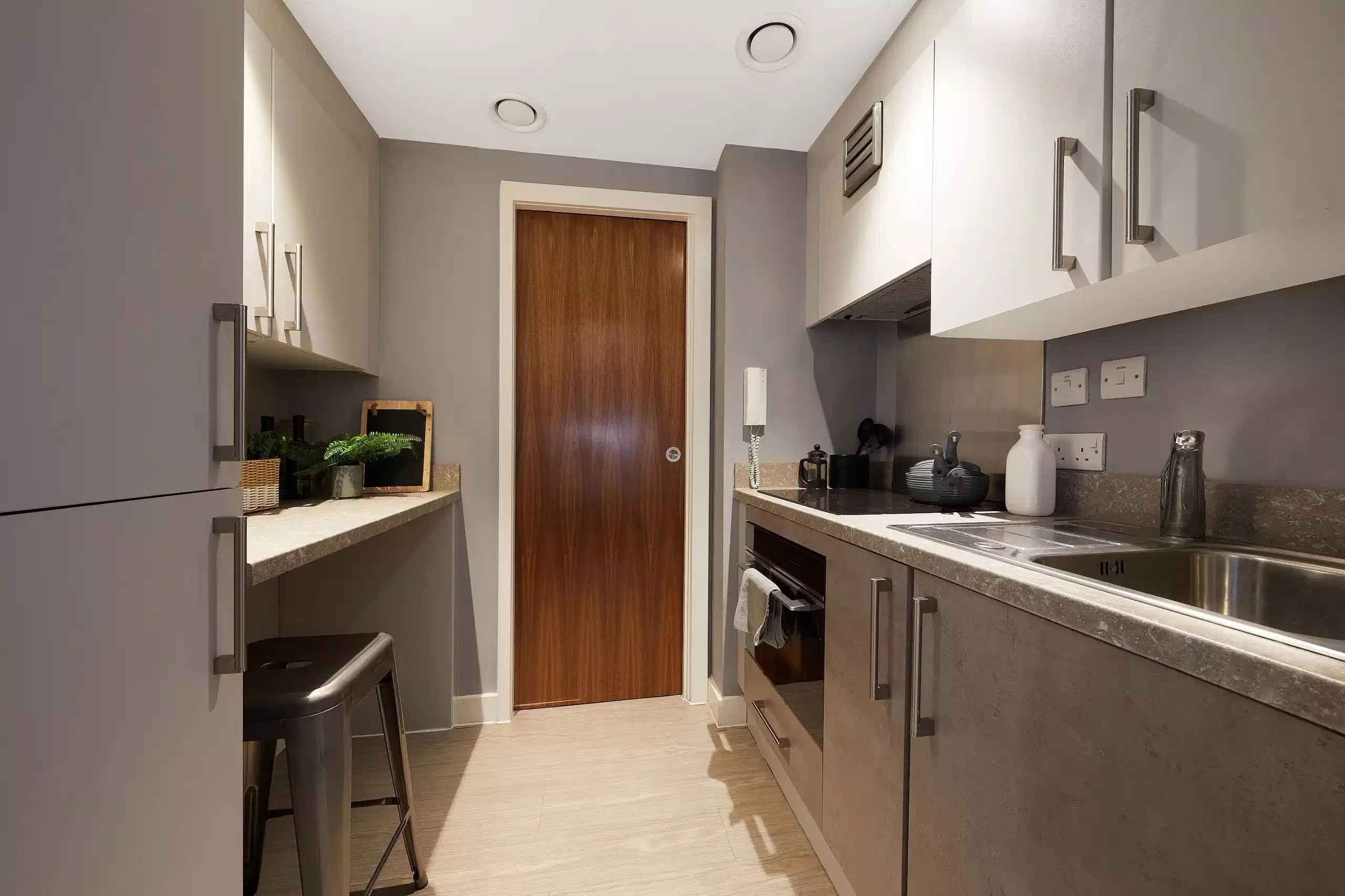 Exterior?w=400&h=260&fit=crop&q=40&auto=format&trim=auto