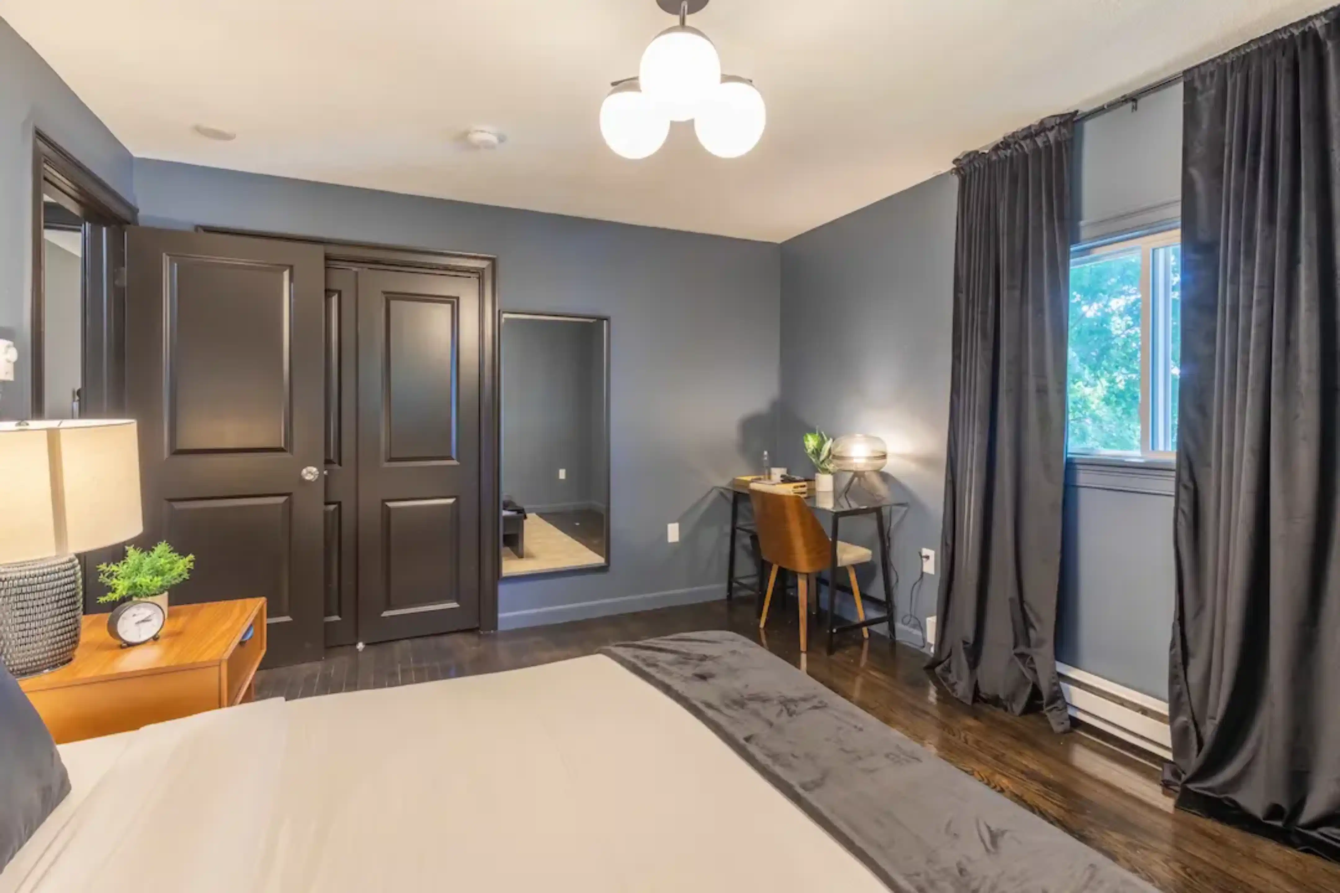 Bathroom?w=400&h=260&fit=crop&q=40&auto=format&trim=auto