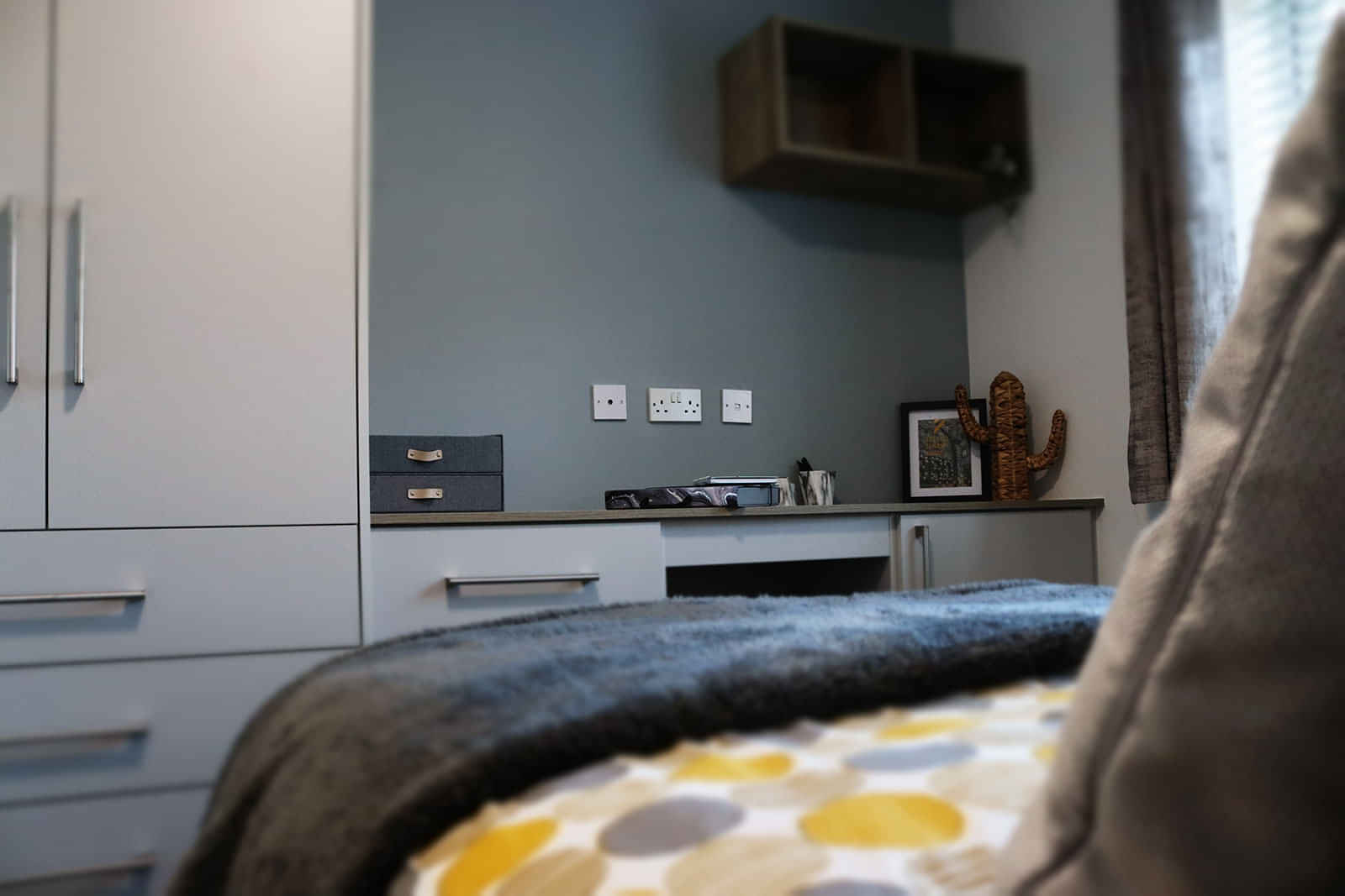 Bedroom?w=400&h=260&fit=crop&q=40&auto=format&trim=auto