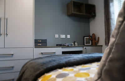 Bedroom?w=400&h=260&fit=crop&q=40&auto=format&trim=auto