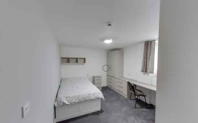 Bathroom?w=400&h=260&fit=crop&q=40&auto=format&trim=auto