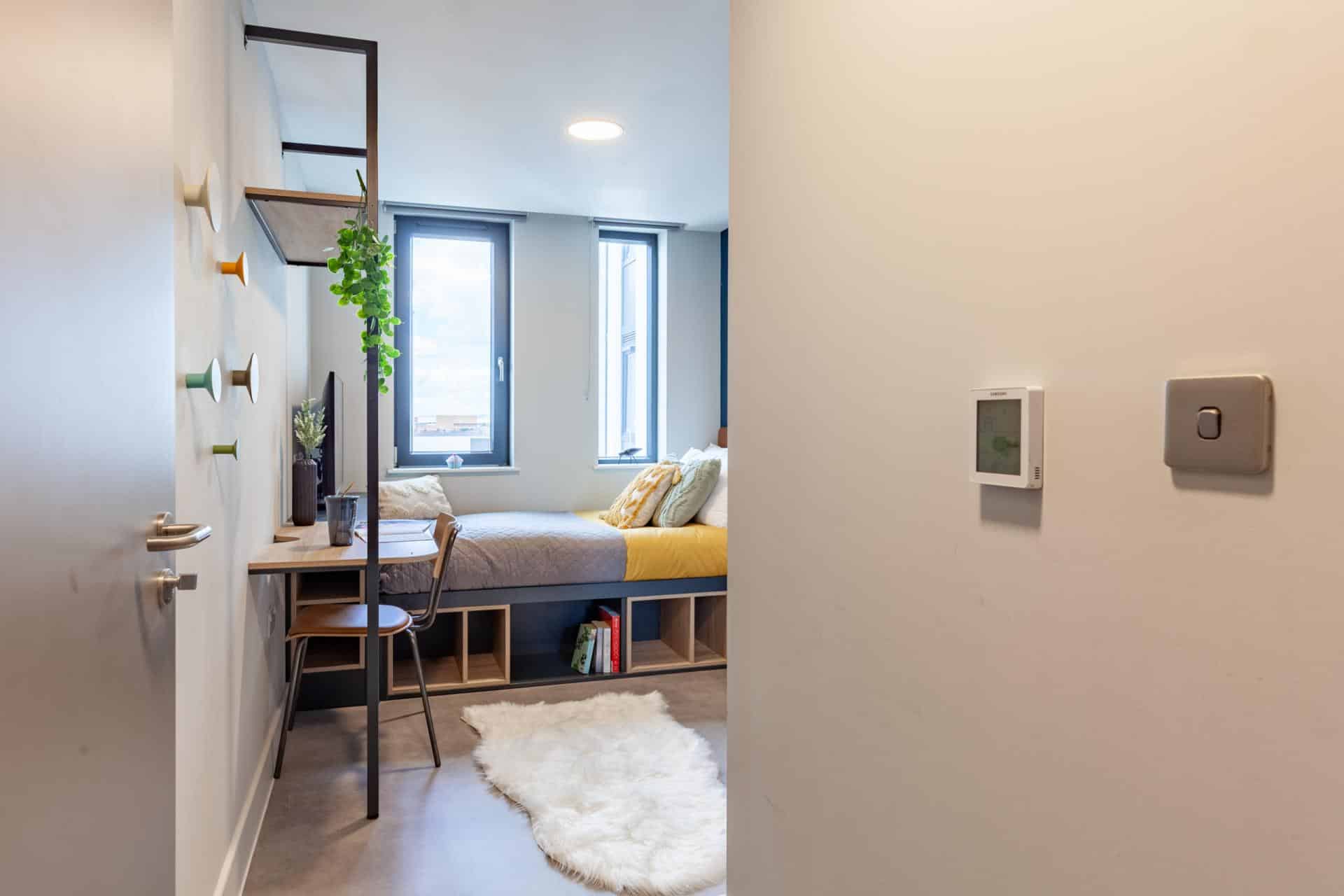 Exterior?w=400&h=260&fit=crop&q=40&auto=format&trim=auto