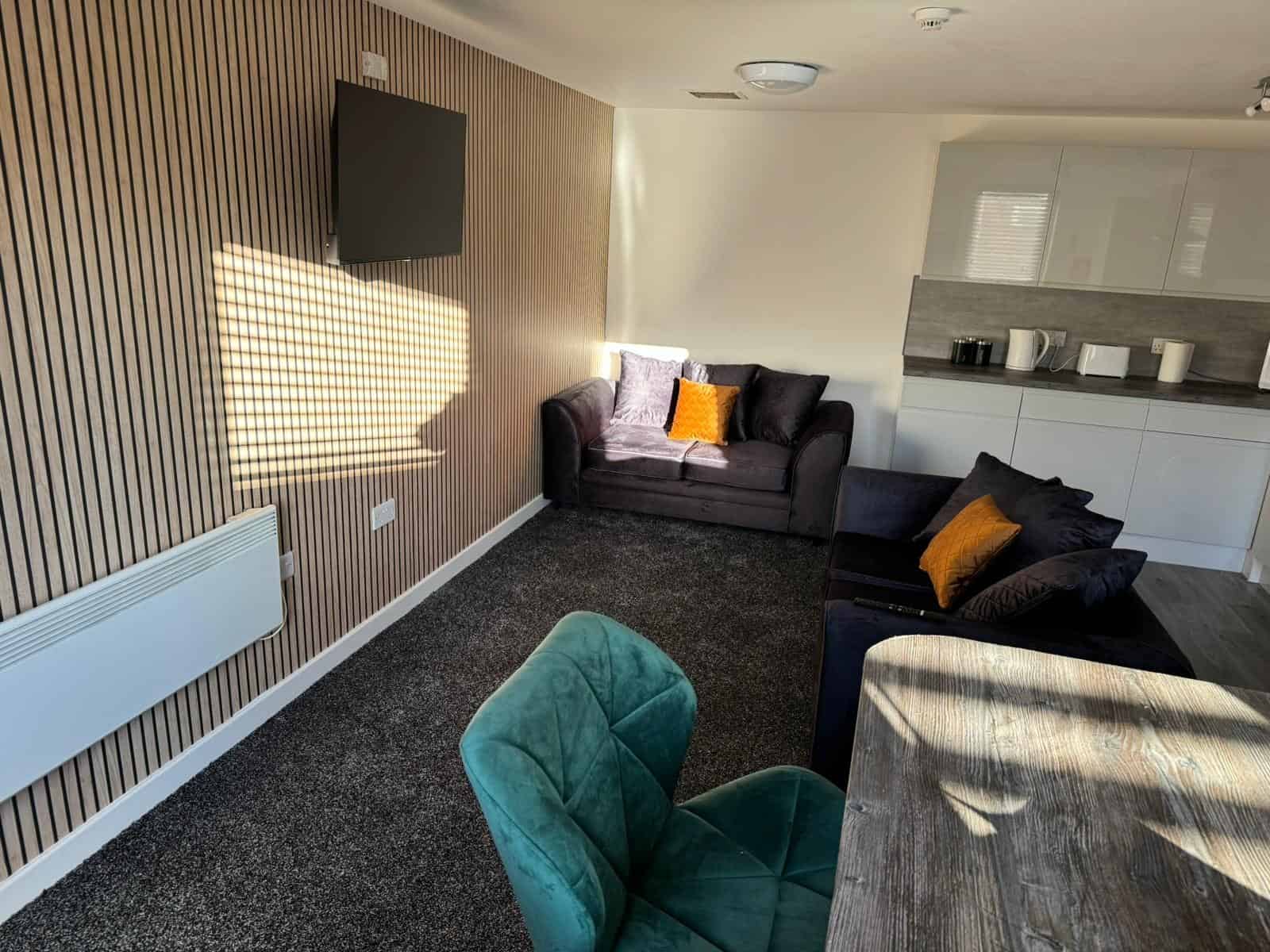 Common Area?w=400&h=260&fit=crop&q=40&auto=format&trim=auto