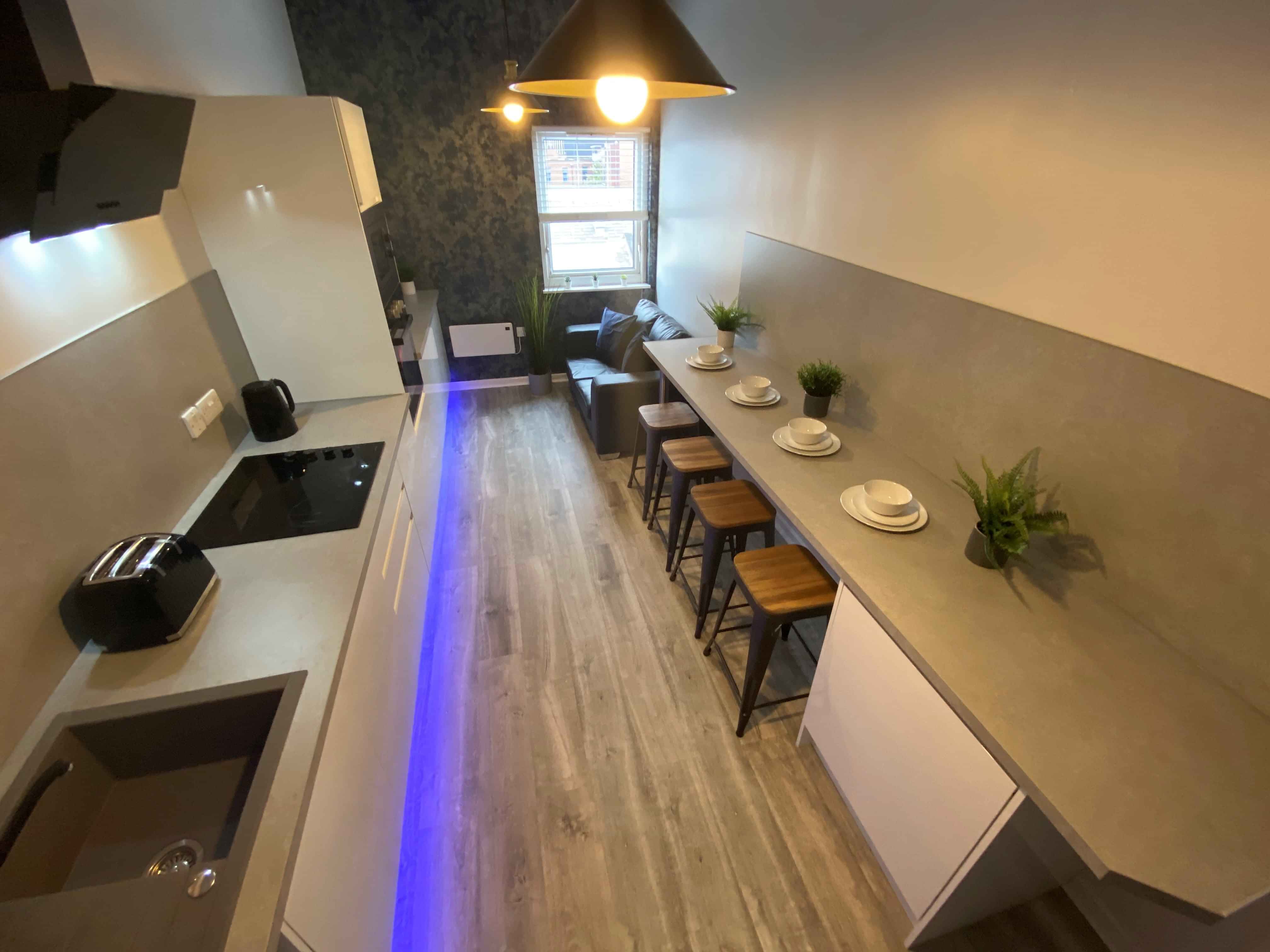 Exterior?w=400&h=260&fit=crop&q=40&auto=format&trim=auto