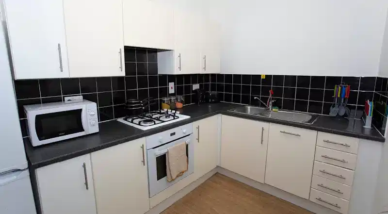 Common Area?w=400&h=260&fit=crop&q=40&auto=format&trim=auto