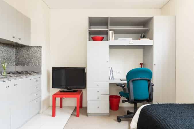 Common Area?w=400&h=260&fit=crop&q=40&auto=format&trim=auto