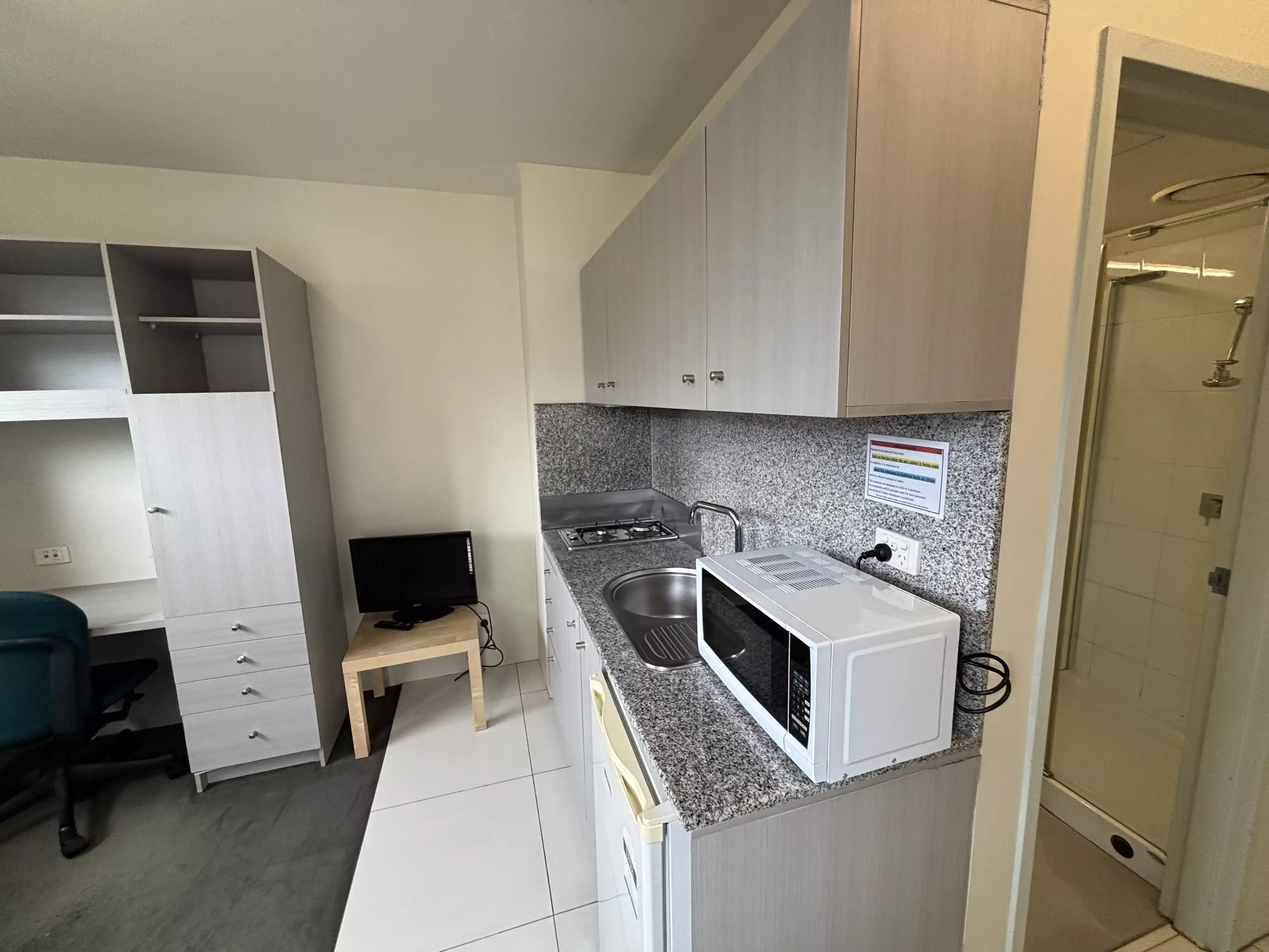 Common Area?w=400&h=260&fit=crop&q=40&auto=format&trim=auto