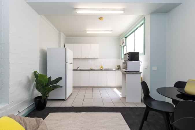 Exterior?w=400&h=260&fit=crop&q=40&auto=format&trim=auto