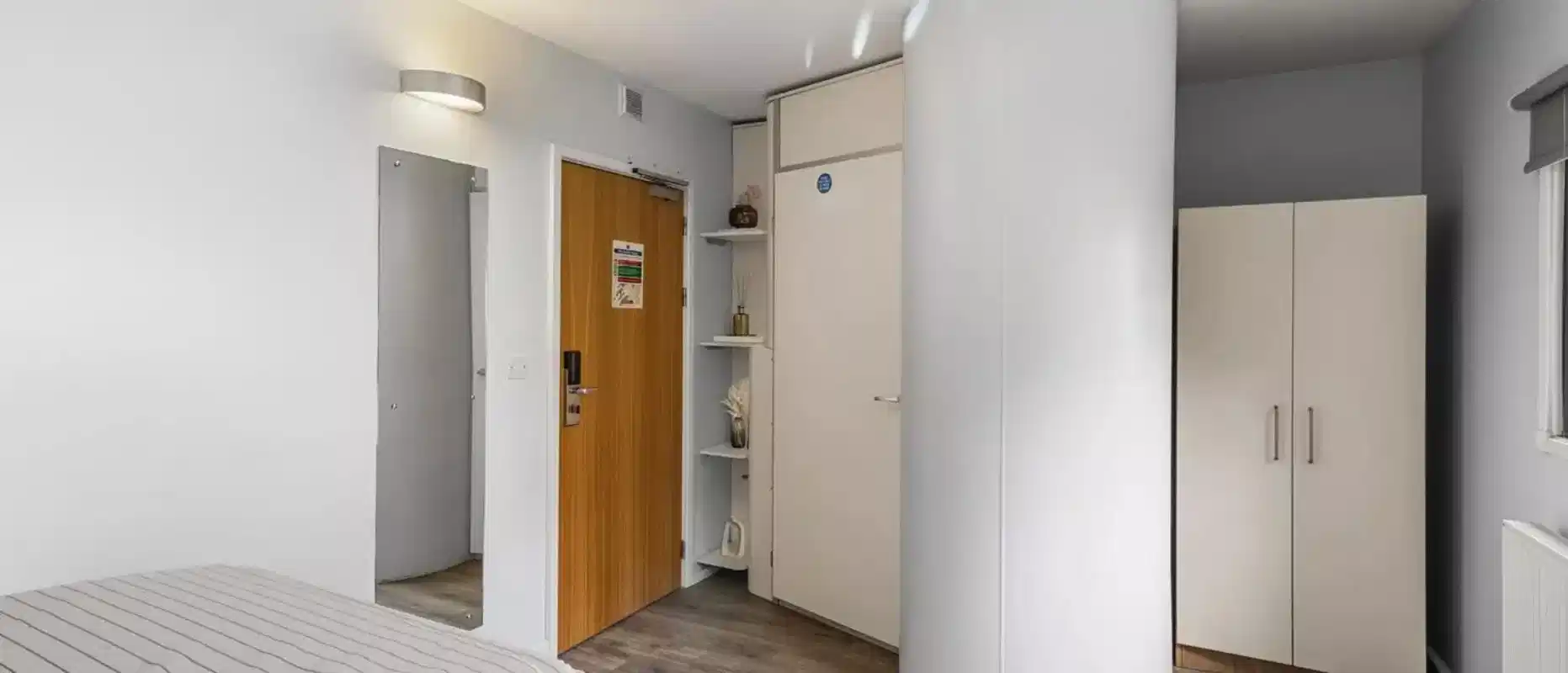 Common Area?w=400&h=260&fit=crop&q=40&auto=format&trim=auto